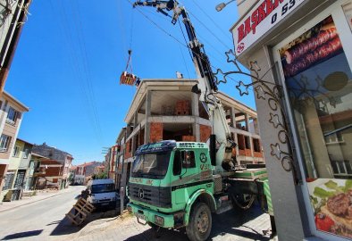İnşaatlarda Tuğla Kiremit Malzemeleri Çatıya Taşıma